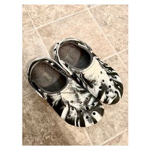 Crocs classic lined marbled clog